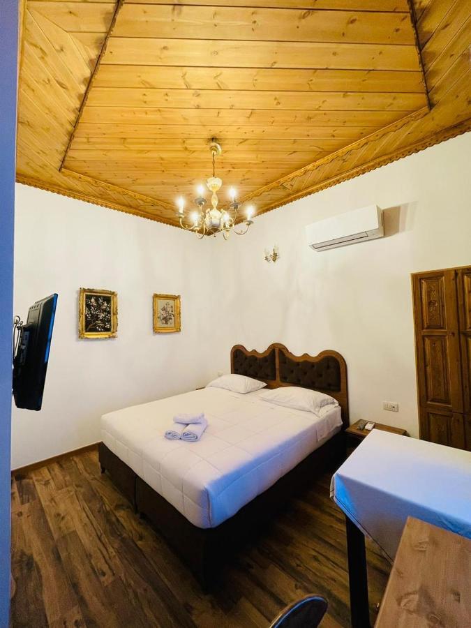 Boutique Hotel Praga Gjirokastër Quarto foto
